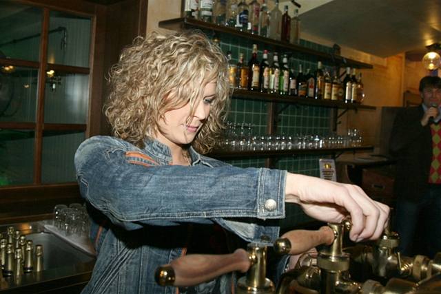 Kateina Stoesová je na epování piva odbornice. V Podlesí má její rodina hospodu.