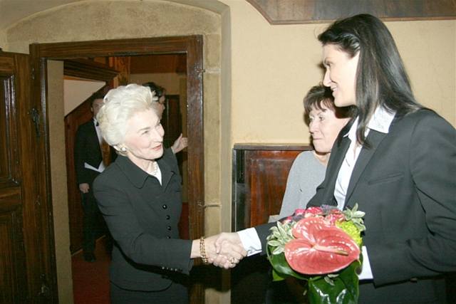Elika Haková Coolidge s editelkou eské Miss Michaelou Maláovou 