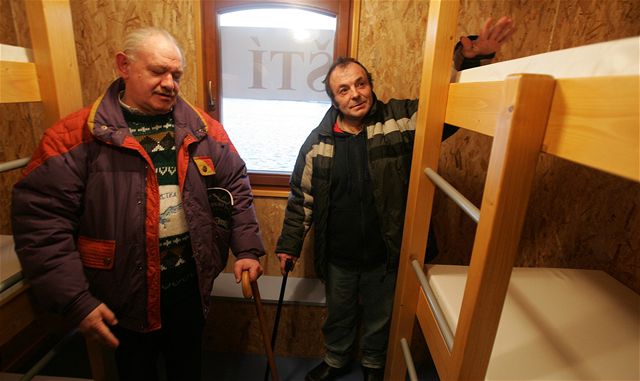 Na slavnostní otevření lodi pro bezdomovce se přišel podívat i Zdeněk Prouza (vpravo) z Naděje.