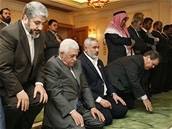 Palestintí lídi pi spolené modlitb - Rozhádaní palestintí lídi pi...
