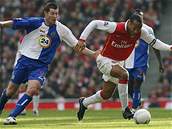 Arsenal - Blackburn: Henry (vpravo) a Emerton