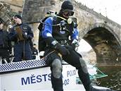 Policejní potápi hledali ve Vltav vzácný nápis z Karlova mostu.
