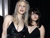 Courtney Love s dcerou Frances Bean Cobainovou na galaveeru znaky Versace v Beverly Hills