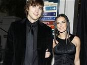 Demi Moore a Ashton Kutcher pózují na galaveeru znaky Versace v Beverly Hills