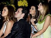 Jennifer Lopezová s manelem Marcem Anthonym, Eva Longoria and Drew Barrymore sledují galaveer znaky Versace v Beverly Hills