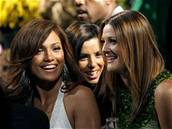 Jennifer Lopezová, Eva Longoria a Drew Barrymore na galaveeru znaky Versace v Beverly Hills