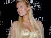 Paris Hiltonová pózuje na galaveeru znaky Versace v Beverly Hills
