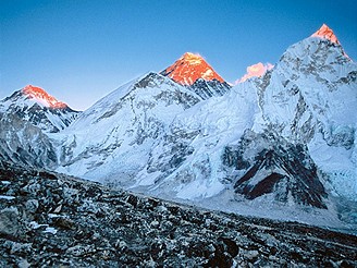 Prvn pohled na Everest (zdnliv nejmen hora zcela vlevo)