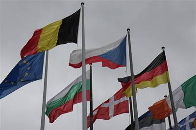 eské vlajce u budovy europarlamentu chybí k dokonalosti deset centimetr.