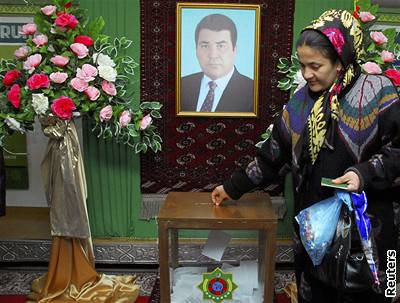 Turkmenská volika odevzdává svj hlas v místnosti, které dominuje portrét zesnulého Turkmenbaiho