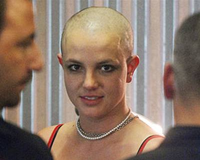 Britney Spearsová s vyholenou hlavou pi návtv tetovacího salonu
