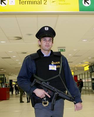 Na letiště vyrazil obrněný transportér a posílily se policejní hlídky.