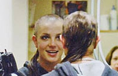 Britney Spearsová se ped pár dny zbavila svých dllouhých vlas