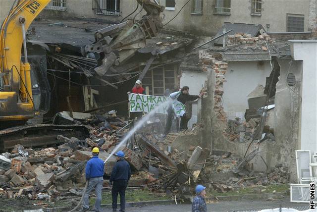 Proti bourání Komuny protestovalo na míst nkolik lidí.