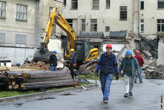 Proti bourání Komuny protestovalo na míst nkolik lidí.