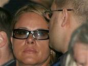 Poh�eb Karla Svobody ve stra�nickém krematoriu - d�ti Karla Svobody z prvního man�elství Jana a Petr