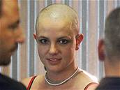 Britney Spearsová s vyholenou hlavou pi návtv tetovacího salonu