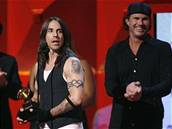 Anthony Kiedis z Red Hot Chili Peppers pebírá cenu Grammy (Los Angeles, 11. 2....