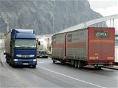 idi kamion je stále mén a dopravci zaínají hledat pomoc v zahranií.