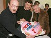 Pavel Nový, Petr Rychlý a Ladislav Potmil s valentýnským dortem Ordinace v rové zahrad
