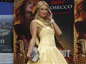 Paris Hiltonová pózuje v hotelu Hilton ped odchodem na Ples v opee
