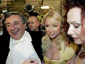 Paris Hiltonová se svým hostitelem, vídeským stavitelem Richardem Lugnerem a jeho enou Christinou 