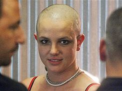 Britney Spearsová s vyholenou hlavou při návštěvě tetovacího salonu