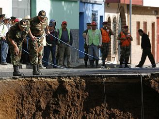 Ob dra do kanalizace pohltila nkolik dom v Guatemale