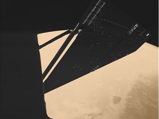 Mars 4 minuty před max.přiblížením -  pod panelem pouzdra Philae povrch Syrtis z výše 1000 km