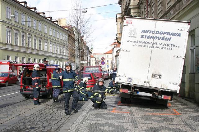 Dodávka se proboila do chodníku pravým pedním kolem