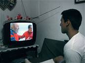 Kubánec sleduje v televizi Fidela Castra s Hugem Chávezem