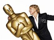 Moderátorka Oscar Ellen DeGeneresová pózuje se sochou filmové ceny