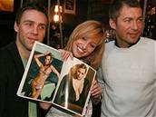 Boek Slezáek (vpravo), Roman Vojtek a Renata Langmannová, která ukazuje své erotické fotky v nejnovjím magazínu Playboy