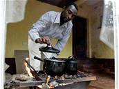 Noviná Nelson Banya ze Zimbabwe si vaí snídani na dev. Lidé nemají na to, aby elektina la celý den.