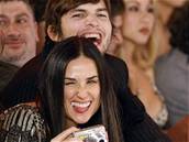 Demi Moore s manelem Ashtonem Kutcherem fotili paparazzi bhem módní show GM Ten v Hollywoodu