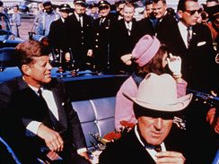 John Fitzgerald Kennedy - Americk prezident John Fitzgerald Kennedy projd...