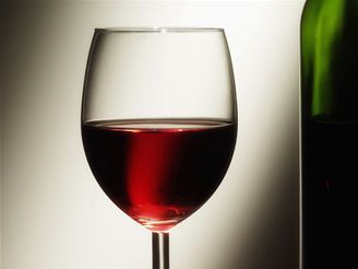 Francouzi vypijí ron 60 litr vína na hlavu, Ameriané dvanáct, íané tak dv sklenky a Indové tak dv ajové liky. Ilustraní foto.