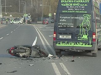 Nehoda motorky v Roztock ulici