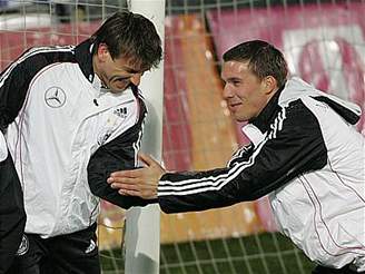 Bernd Schneider (vlevo) a Lukas Podolski 