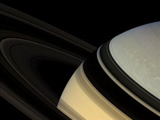 Stny prstenc na Saturnu