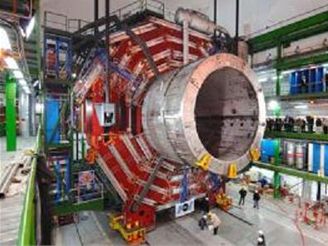 Instalace obřího magentu pro urychlovač částic v CERNu 