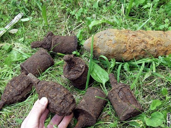 Pyrotechnik odvezl z lesa nejrznjí granáty z druhé svtové války. Ilustraní foto
