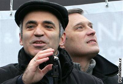 Kasparov skonil bhem nedávných demonstrací proti Putinovi ve vzení.