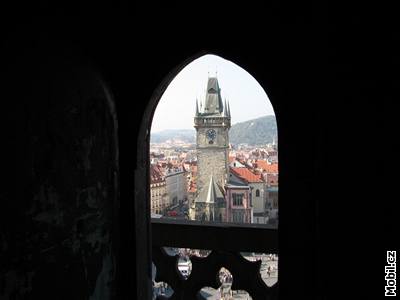 Praha jako na dlani: Staromstská radnice pi pohledu z Týnského chrámu