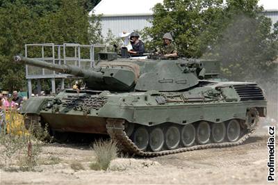 Zpt na silnici musel pokozený tank vytáhnout jiný tank Leopard. Ilustraní foto