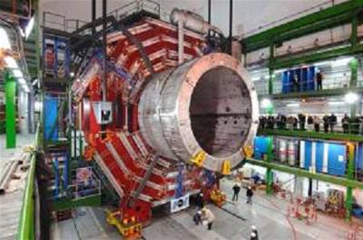 Instalace obího magnetu pro urychlova ástic v CERNu