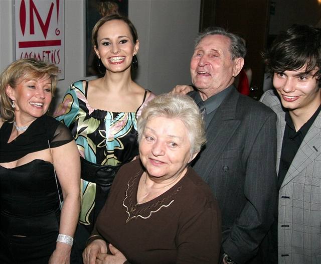 Monika Absolonová na premiée Angeliky se svou rodinou