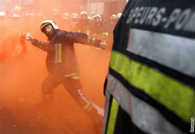 V Belgii ádali hasii lepí pracovní podmínky. Demonstraci potlaila policie vodními dly.