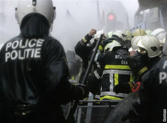 V Belgii ádali hasii lepí pracovní podmínky. Demonstraci potlaila policie vodními dly.