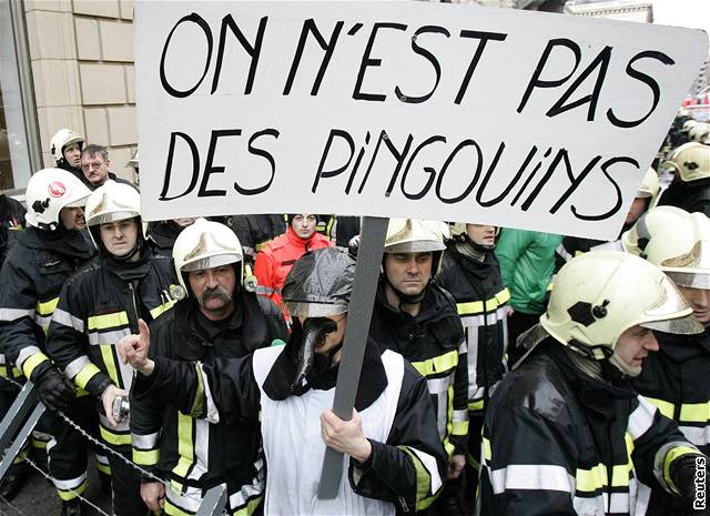 V Belgii ádali hasii lepí pracovní podmínky. Demonstraci potlaila policie vodními dly.